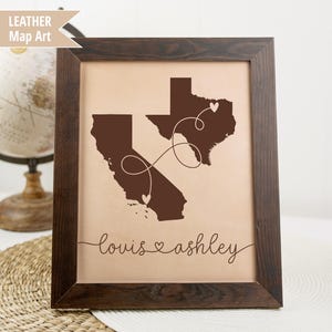 Fernbeziehung Map Art auf Leder, Personalisierte Namen und Karten durch Herzen verbunden, Heimatorte der Paare, Hochzeitsgeschenk