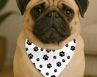 Coleira bandana com estampa de pata branca e preta para cachorro com alça ajustável, cachecol personalizado para animais de estimação, acessório para filhotes, presente para mães de cachorros, presente para amantes de cães
