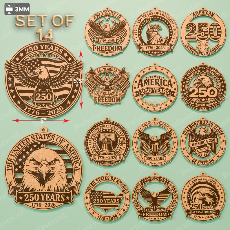 K&ouml;nnte beinhalten: Ein Set aus 14 lasergeschnittenen Holzornamenten, die 250 Jahre Freiheit feiern. Die patriotischen Designs zeigen Adler, die Freiheitsstatue und die amerikanische Flagge. Das gr&ouml;&szlig;te Ornament hat einen Durchmesser von 12.7 cm und ist 14 cm hoch.