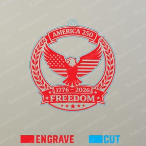 K&ouml;nnte beinhalten: Rotes und blaues Laser-Cut-Design mit einem Adler mit ausgebreiteten Fl&uuml;geln, der amerikanischen Flagge und den Texten "AMERICA 250" und "FREEDOM 1776-2026". Das Design beinhaltet einen Lorbeerkranz und Sterne.