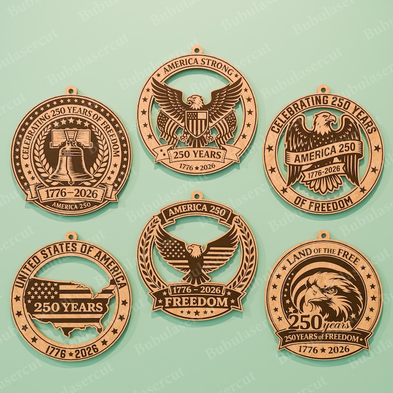 K&ouml;nnte beinhalten: Sechs Holzornamente mit patriotischen Designs. Jedes Ornament zeigt den Text "250 Jahre" und "1776-2026" sowie Bilder eines Adlers, der Freiheitsglocke und der amerikanischen Flagge. Die Ornamente sind lasergeschnitten.