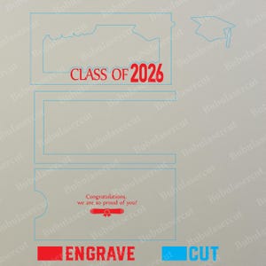 Pu&ograve; includere: Un design tagliato al laser con la scritta "CLASS OF 2026" in rosso. Il design include un contorno di cappello di laurea e le parole "Congratulations, we are so proud of you!" in rosso. La parola "ENGRAVE" &egrave; in rosso e "CUT" &egrave; in blu.
