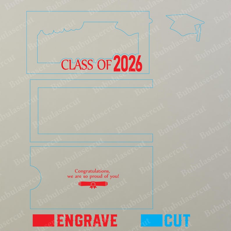 Pu&ograve; includere: Un design tagliato al laser con la scritta "CLASS OF 2026" in rosso. Il design include un contorno di cappello di laurea e le parole "Congratulations, we are so proud of you!" in rosso. La parola "ENGRAVE" &egrave; in rosso e "CUT" &egrave; in blu.