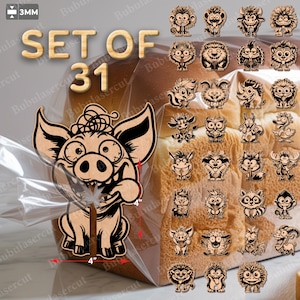 Op de afbeelding: Een set van 31 houten dierenfiguren, waaronder een varken van ongeveer 10 cm breed, en diverse andere cartoonfiguren. De figuren zijn gemaakt van lichtgekleurd hout en zijn 3 mm dik.