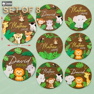 Könnte beinhalten: Set aus 8 Holzschildern mit Dschungel-Motiv, jeweils 30,48 cm Durchmesser. Die Schilder zeigen Tierillustrationen, grünes Laub und personalisierte Namen wie "Matthew Jame" und "David Kiera".