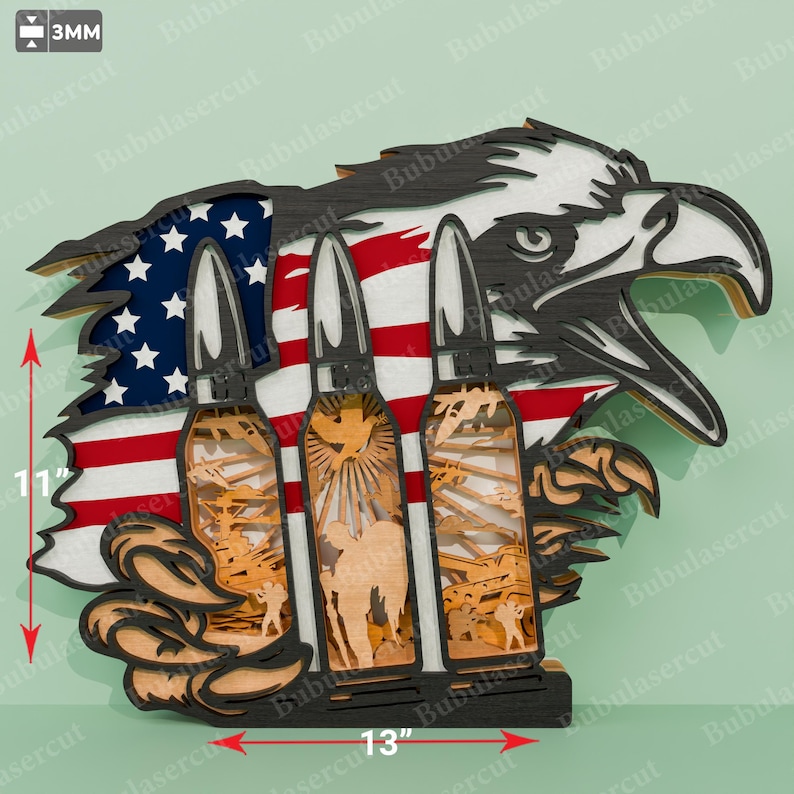 Pu&ograve; includere: Un'incisione in legno di un'aquila calva americana con le ali spiegate, che tiene tre proiettili negli artigli. L'aquila &egrave; appollaiata su una bandiera americana strappata. I proiettili sono alti 7,6 cm ciascuno e l'aquila &egrave; larga 33 cm.