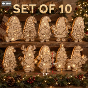 Op de afbeelding: Een set van 10 lasergesneden houten kabouterornamenten, 3 mm dik en 3,2 inch bij 2,7 inch groot. Deze verlichte decoraties tonen diverse kerstmotieven, waaronder kabouters met cadeautjes, kaarsen, klokken en kerstbomen met warme verlichting.