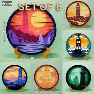 Könnte beinhalten: Set aus sechs mehrschichtigen Leuchtturm-Kunstwerken, jeweils 25 cm Durchmesser. Jedes Stück zeigt eine einzigartige Leuchtturmszene mit Segelbooten und Sonnenuntergängen. Die Kunstwerke werden auf Holzständern mit 3 mm Dicke präsentiert.