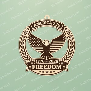 K&ouml;nnte beinhalten: Holzornament mit einem Adler mit amerikanischer Flagge, dem Text "AMERICA 250" und "FREEDOM". Das kreisf&ouml;rmige Design hat ein Aufh&auml;ngeloch. Die Daten 1776-2026 sind ebenfalls enthalten. Das Ornament ist aus Holz gefertigt.
