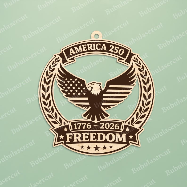 K&ouml;nnte beinhalten: Holzornament mit einem Adler mit amerikanischer Flagge, dem Text "AMERICA 250" und "FREEDOM". Das kreisf&ouml;rmige Design hat ein Aufh&auml;ngeloch. Die Daten 1776-2026 sind ebenfalls enthalten. Das Ornament ist aus Holz gefertigt.