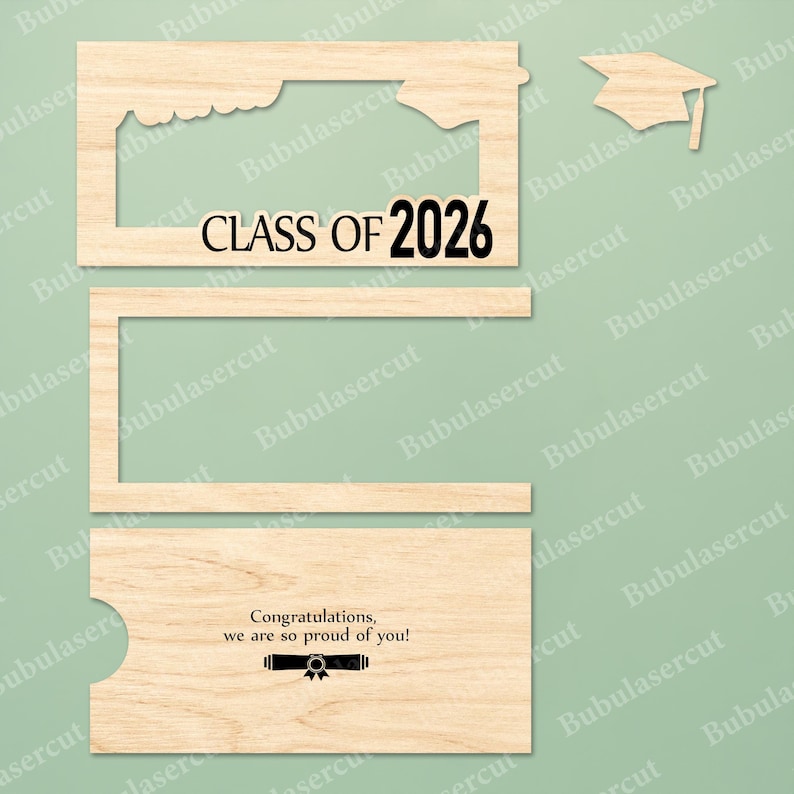 Pu&ograve; includere: Oggetti di scena per fototessere di laurea in legno tagliato al laser. Include una cornice con "CLASS OF 2026", una cornice separata, un cappello di laurea e un biglietto di congratulazioni.