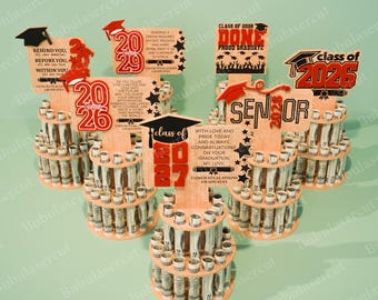 Supporto per torta di laurea con soldi, file tagliato al laser, Classe 2026 2027 2028 2029 Espositore per regali in contanti, supporto per rotoli di soldi, decorazione per feste di laurea /B93