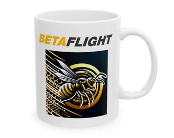 Könnte beinhalten: Weiße Keramiktasse mit einer schwarzen und gelben Grafik einer Biene im Flug. Der Text "BETAFLIGHT" ist in Gelb auf die Tasse gedruckt.