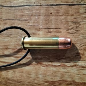 本物の.44マグナム弾を備えた本革のネックレス