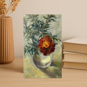 Miniatura floral al óleo: Caléndula en jarrón. Obra original sobre cartón, 12,2 x 7,6 cm.