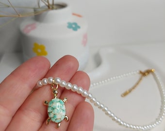 Turtle necklace with pearls | Boho pearl necklace | Gold-plated stainless steel | Summer jewelry | Turtle pendant | Handmade | Gift idea