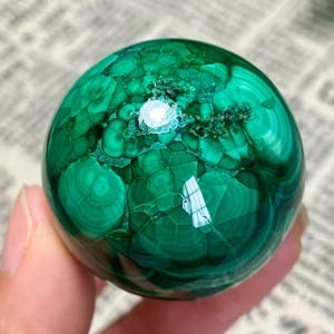 Sfera di malachite - Arte digitale di cristallo mistico - Decorazione murale con sfera verde armonizzante