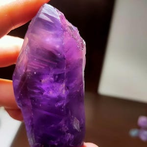 Roher Amethyst Kristallpunkt mit Wurzel - Amethyst Punkte - Roher Amethyst Stein - Heilende Kristalle & Steine - Amethyst Rohedelstein