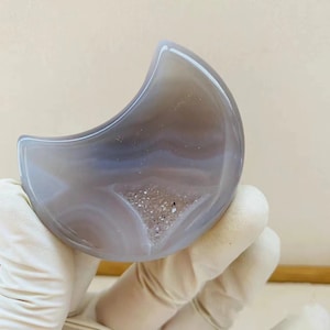 Grauer Achatmond mit Druzy Geode - Ritualkristall für Energieschutz, Haussegen & Gleichgewicht