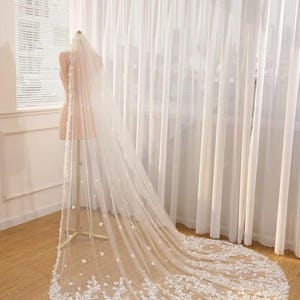 Kyrkslöja med 3D-blommor och lyxiga pärlor. Lång slöja för bruden. Anpassad slöja på begäran.