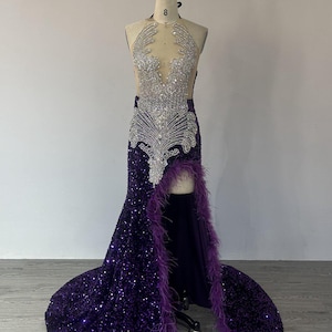 Pailletten Neckholder Abendkleid: Dunkellila Feder Strass Schlitzkleid