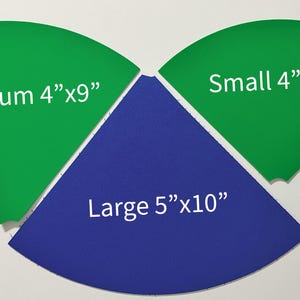 Könnte beinhalten: Drei Papierkegel in verschiedenen Größen. Ein grüner Kegel mit der Aufschrift "Medium 4"x9"", ein grüner Kegel mit der Aufschrift "Klein 4"x7"" und ein blauer Kegel mit der Aufschrift "Groß 5"x10"".