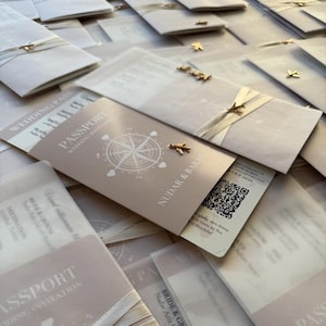 Plantilla de invitación de boda de destino con forma de pasaporte, código QR de tarjeta de embarque, plantilla de invitación de pasaporte imprimible, edición DIY en Canva