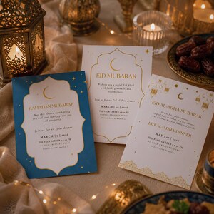 Puede incluir: Tres tarjetas de invitación rectangulares para celebraciones de Ramadán y Eid. Una tarjeta azul dice Ramadan Mubarak, mientras que dos tarjetas blancas presentan texto en dorado para Eid Mubarak y Eid al-Adha con detalles.