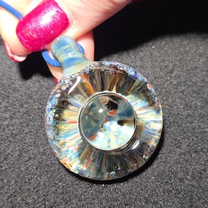 Colgante de implosión de borosilicato, diseño radial de implosión en vidrio soplado a mano. Un regalo ideal para hombre. Joyería de vidrio artesanal.