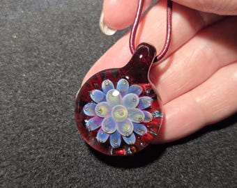 Collier ras de cou Implosion en verre borosilicaté, pendentif en verre soufflé à la main avec implosion funky sur fond rubis.