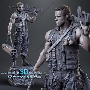 Puede incluir: Figura gris impresa en 3D de un personaje musculoso con equipo táctico, sosteniendo un rifle y un lanzador. La figura lleva un chaleco con granadas y munición. La base dice "COMMANDO". El sitio web "www.malix3design.com" es visible.