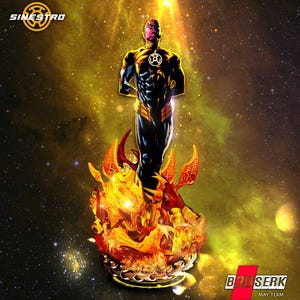 Op de afbeelding: Een Sinestro-beeld in een dynamische pose, met een geel en zwart kostuum met een gloeiend embleem. De figuur staat op een vurige basis met een kosmische achtergrond. Het woord "Sinestro" staat linksboven.