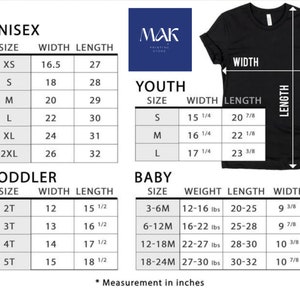 Pu&ograve; includere: T-shirt nera con tabelle delle taglie per abbigliamento unisex, giovane, bambino e neonato. Le tabelle includono misure in pollici per larghezza e lunghezza, e peso e larghezza del bambino. Il logo MAK Printing Store &egrave; in alto a destra.