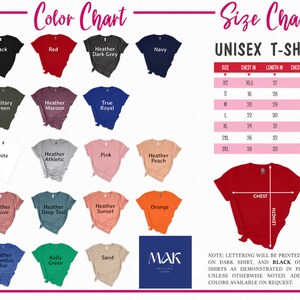 Pu&ograve; includere: Tabella dei colori e tabella delle taglie per una t-shirt unisex. La tabella dei colori mostra vari colori di t-shirt, tra cui nero, rosso e blu navy. La tabella delle taglie fornisce misure in cm per il petto e la lunghezza, da XS a 3XL.