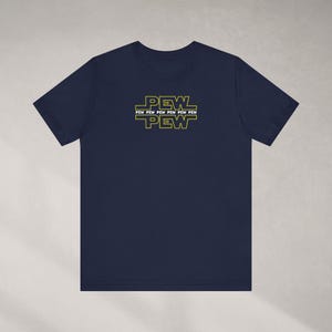 Lustige Stars Wars inspiriert Shirt für Sci Fi Fans Geschenk für Freund Science Fiction Pew Pew Pew Stormtrooper Shooting Shirt Weihnachtsgeschenk
