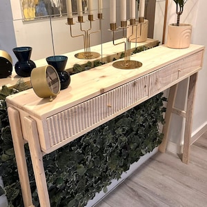 Schmaler Konsolentisch, natürliche Holztöne