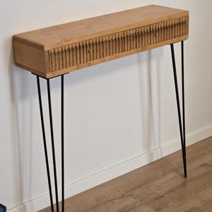 Schmaler Konsolentisch mit Hairpin Legs, minimalistisch, natürliche Holztöne
