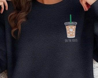 On The Rocks Kaffee Sweatshirt, Kaffee Sweatshirt, Eis Kaffee Tshirt, Latte Liebhaber Rundhalsausschnitt, Kaffee Liebhaber Shirt, On the Rocks