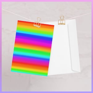 Karta z pozdrowieniami w paski tęczy, świętowanie dumy LGBTQ, przyjęcie urodzinowe, kolorowy, żywy wzór, sztuka abstrakcyjna, odjechany, maksymalistyczny design,