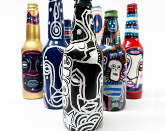 Botella N° 25 - Ilustración original en técnica mixta sobre botella de cerveza