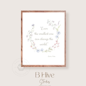 Puede incluir: Una impresión de arte imprimible con una corona floral de acuarela y la cita "Incluso el más pequeño puede cambiar el mundo." de Bectric Potter.