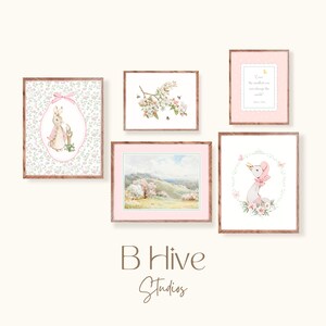 Könnte beinhalten: Ein Satz von fünf gerahmten Drucken in einem rosa-weißen Farbschema. Die Drucke zeigen Illustrationen eines Kaninchens, einer Gans, eines blühenden Baumes, einer Landschaft mit einem blühenden Baum und ein Zitat über das Machen eines Unterschieds. Die Drucke sind perfekt für ein Kinderzimmer oder ein Babyzimmer.