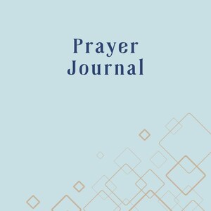 Può includere: Uno sfondo azzurro chiaro con il testo "Prayer Journal" in blu scuro. L'angolo in basso a destra dell'immagine presenta un motivo di quadrati marroni sovrapposti.