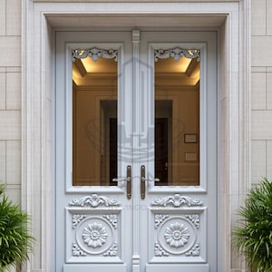 Puede incluir: Una puerta doble azul claro con tallas florales ornamentadas y paneles de vidrio. La puerta tiene manijas de latón y está enmarcada en piedra. Plantas en macetas flanquean la entrada, agregando vegetación.