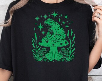 キノコの上のカエルTシャツ | コテージコア・ウィッチTシャツ