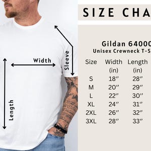 Pu&ograve; includere: T-shirt girocollo unisex Gildan 64000 bianca con tabella taglie. La tabella mostra le misure di larghezza, lunghezza e lunghezza manica in cm per le taglie S-3XL. La maglietta &egrave; indossata.