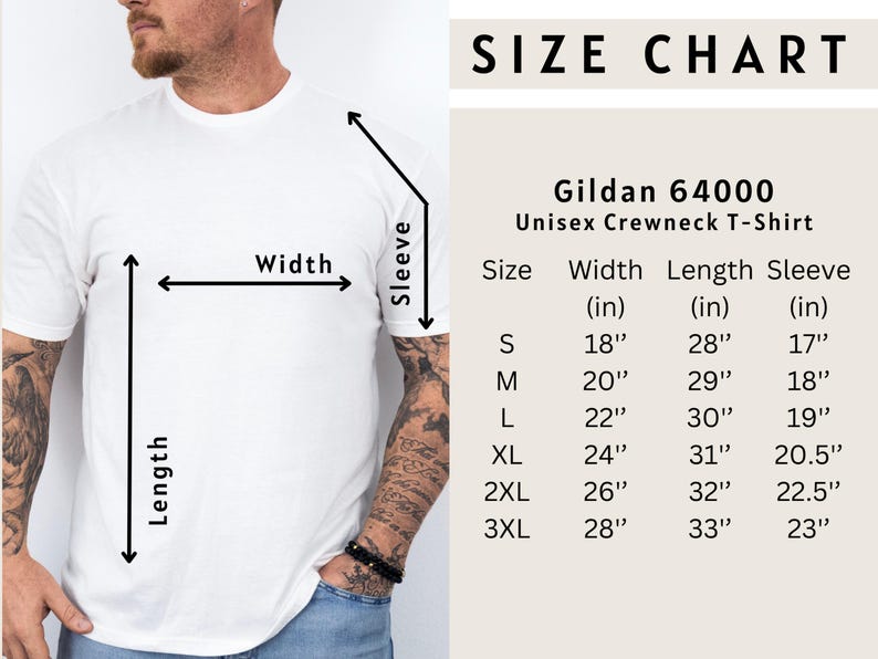 Pu&ograve; includere: T-shirt girocollo unisex Gildan 64000 bianca con tabella taglie. La tabella mostra le misure di larghezza, lunghezza e lunghezza manica in cm per le taglie S-3XL. La maglietta &egrave; indossata.