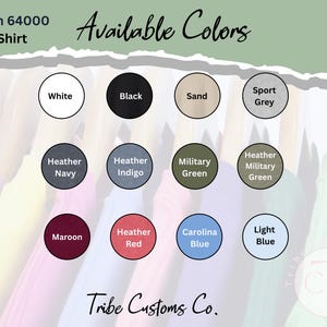 Pu&ograve; includere: Immagine che mostra una maglietta Gildan 64000 con una tabella colori. La tabella mostra vari colori tra cui bianco, nero, sabbia, grigio sport, blu navy melange, indaco melange, verde militare, verde militare melange, bordeaux, rosso melange, blu Carolina e azzurro.