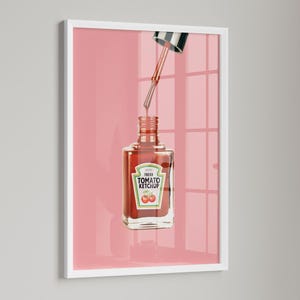 Könnte beinhalten: Eine Glasflasche mit rotem Tomatenketchup mit einem weißen Etikett, auf dem "Fresh Tomato Ketchup" steht. Ein klarer Tropfer mit schwarzem Deckel tropft Ketchup in die Flasche. Der Hintergrund ist hellrosa.