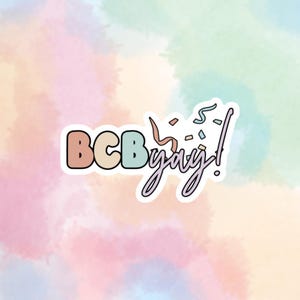 Op de afbeelding: Een sticker met de tekst "BCB yay!" in een regenboogkleurenschema met confetti rond de tekst.